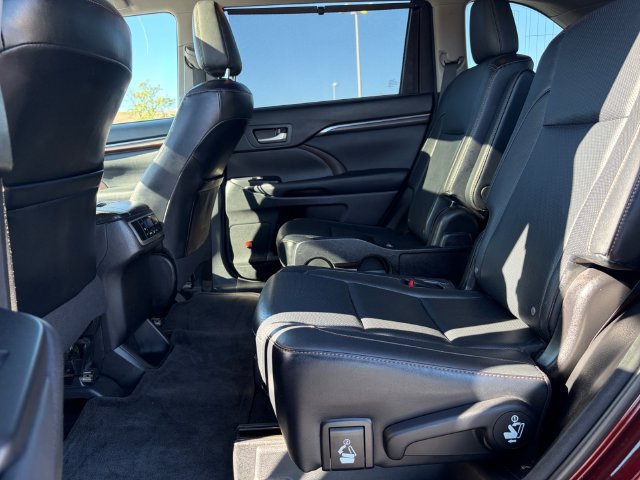 Used 2014 Toyota Highlander Limited w/ Driver Technology Package AWD/4WD image 17