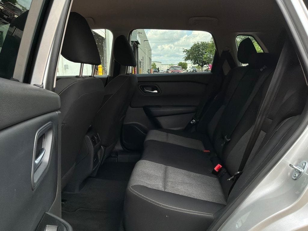 Used 2025 Nissan Rogue SV FWD image 10