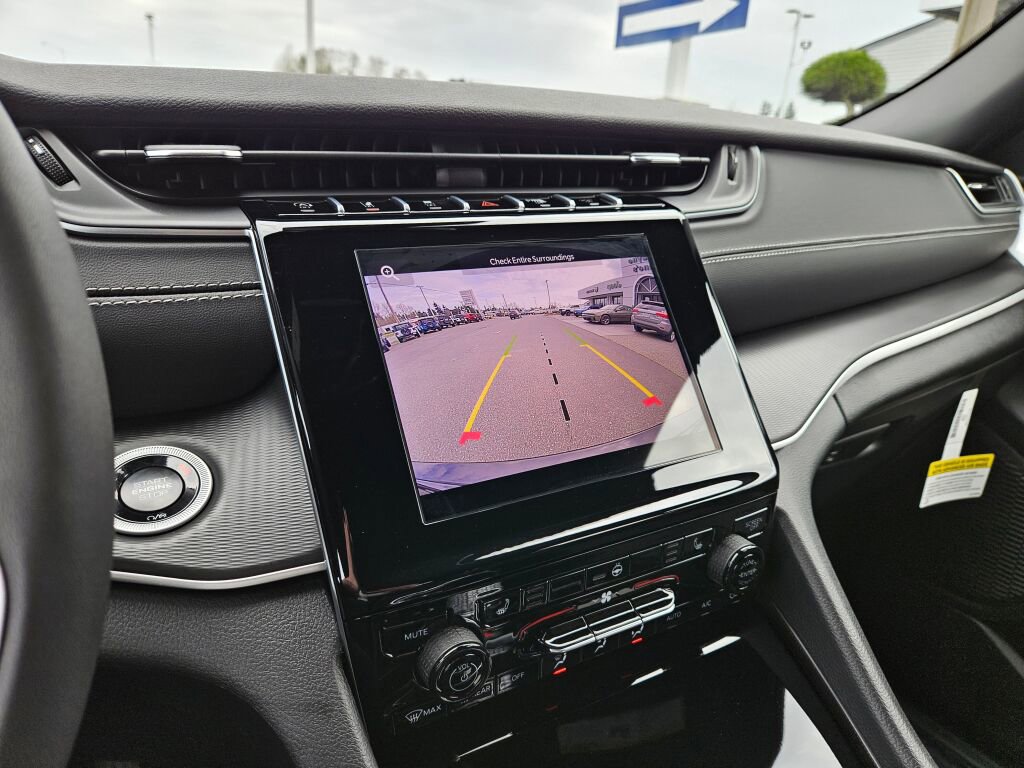 Used 2025 Jeep Grand Cherokee Altitude AWD/4WD image 26