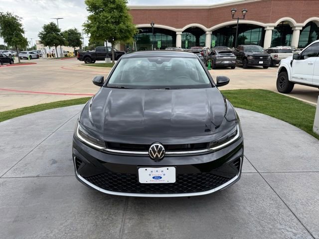 Used 2025 Volkswagen Jetta SE image 2