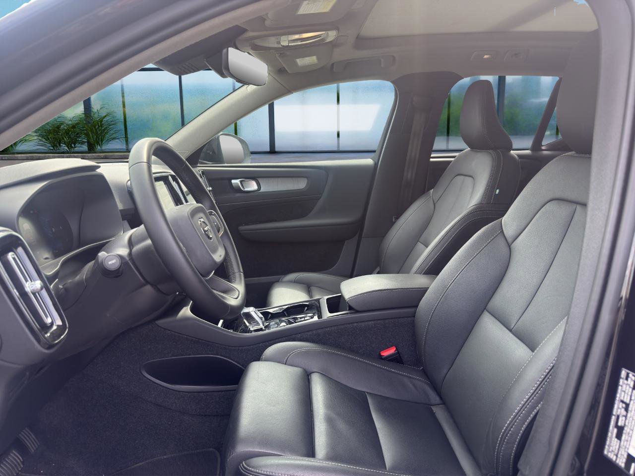 Used 2025 Volvo XC40 B5 Plus image 9