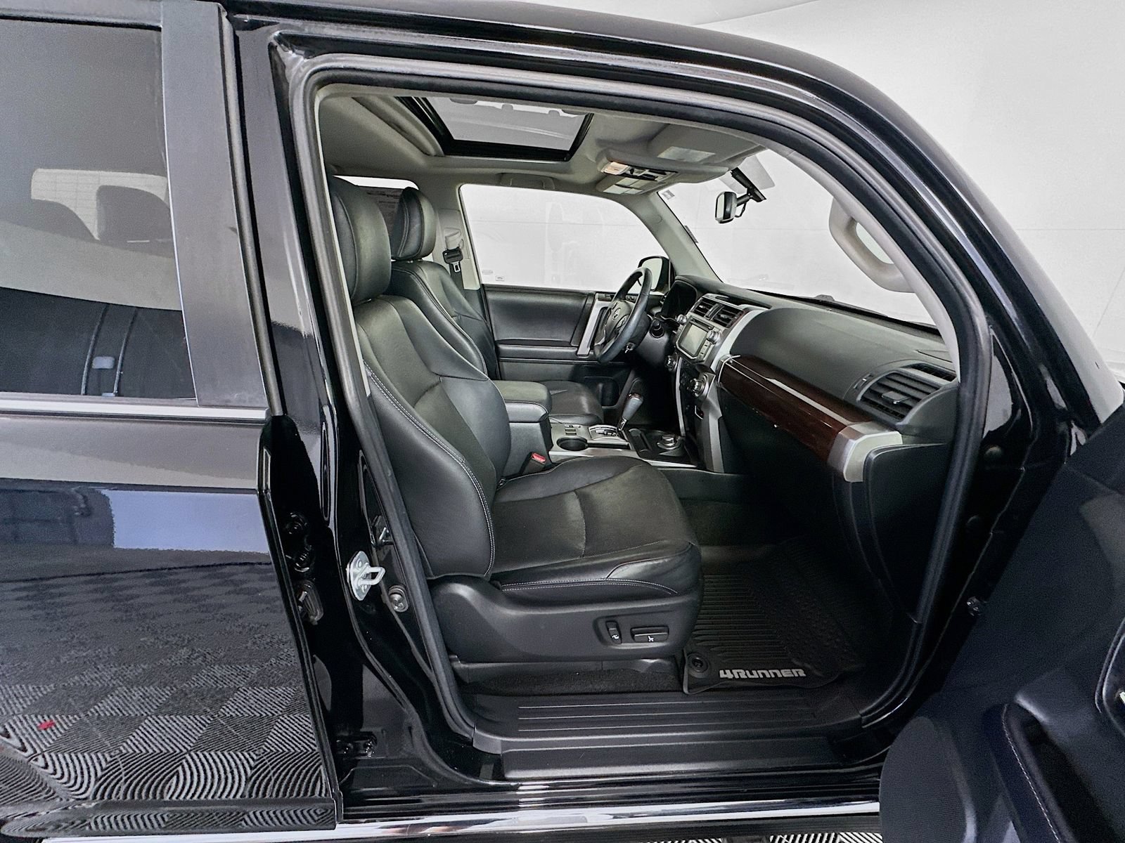 Used 2019 Toyota 4Runner Limited AWD/4WD image 28
