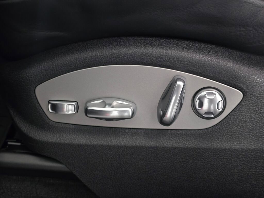 Certified 2025 Porsche Macan image 37