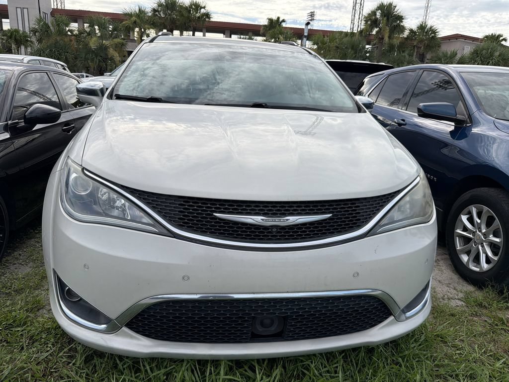 Used 2017 Chrysler Pacifica Limited FWD image 2