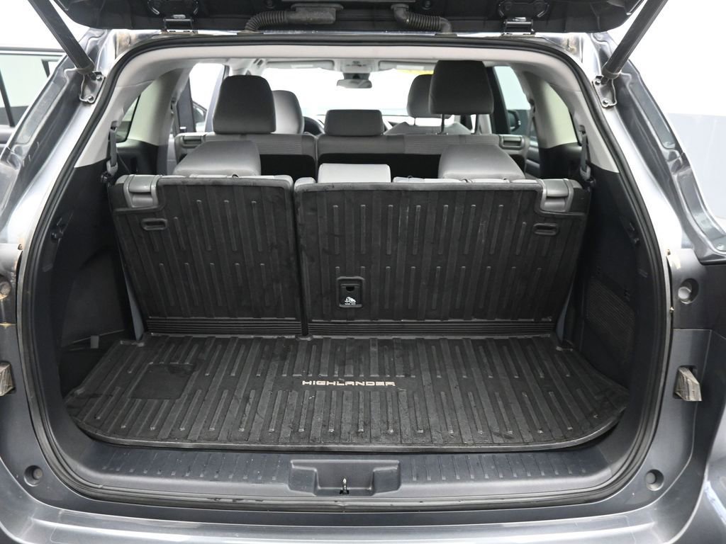 Used 2021 Toyota Highlander LE AWD/4WD image 23