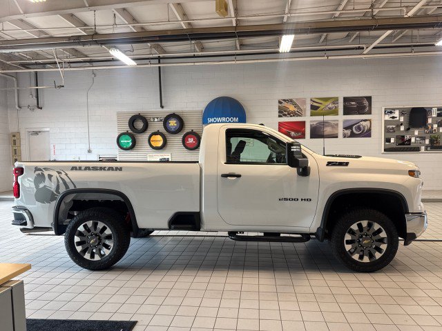 Used 2025 Chevrolet Silverado 2500 W/T AWD/4WD image 2