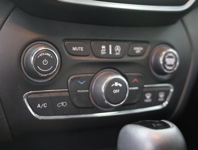 Used 2019 Jeep Cherokee Latitude Plus image 4