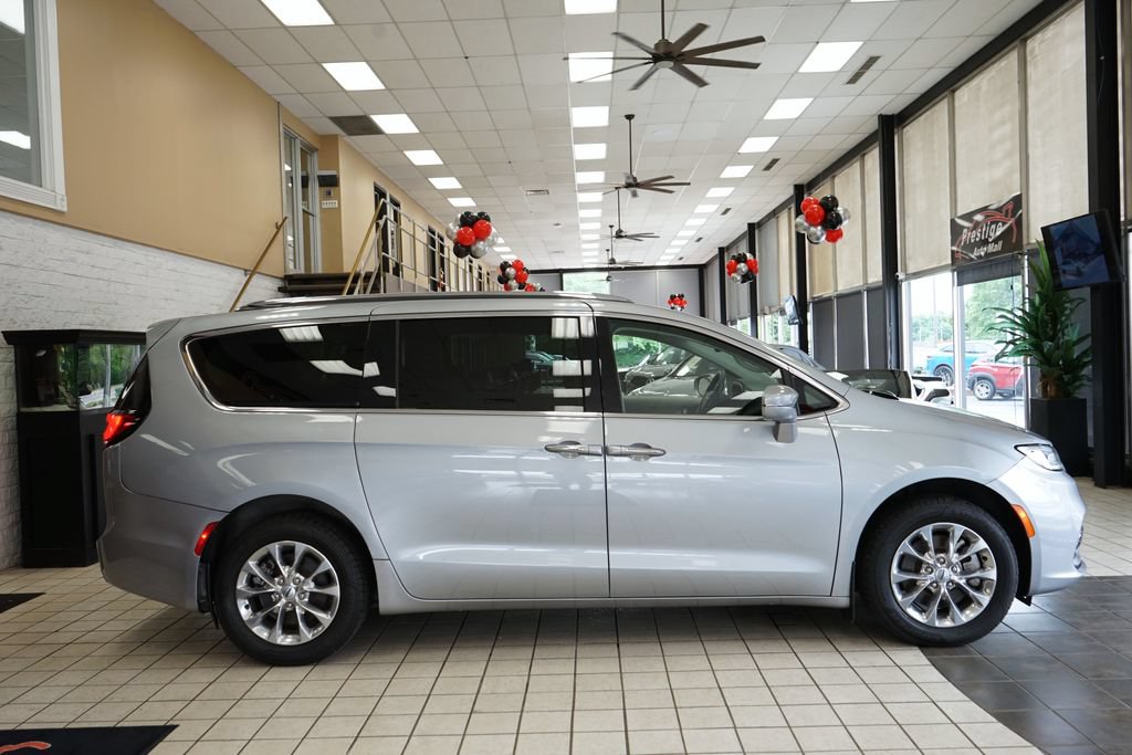 Used 2021 Chrysler Pacifica Touring-L w/ Uconnect Theater Family Group AWD/4WD image 19
