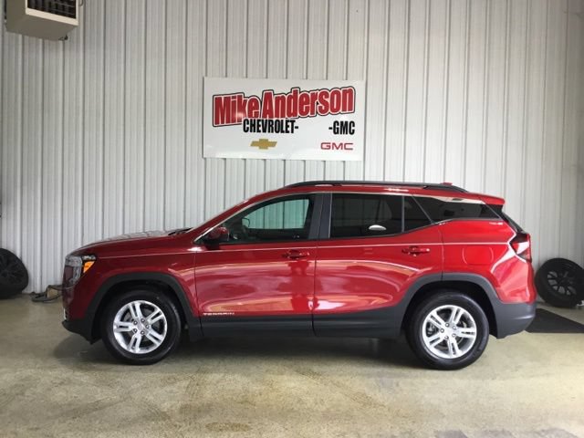 Used 2024 GMC Terrain SLE w/ Driver Convenience Package FWD image 2