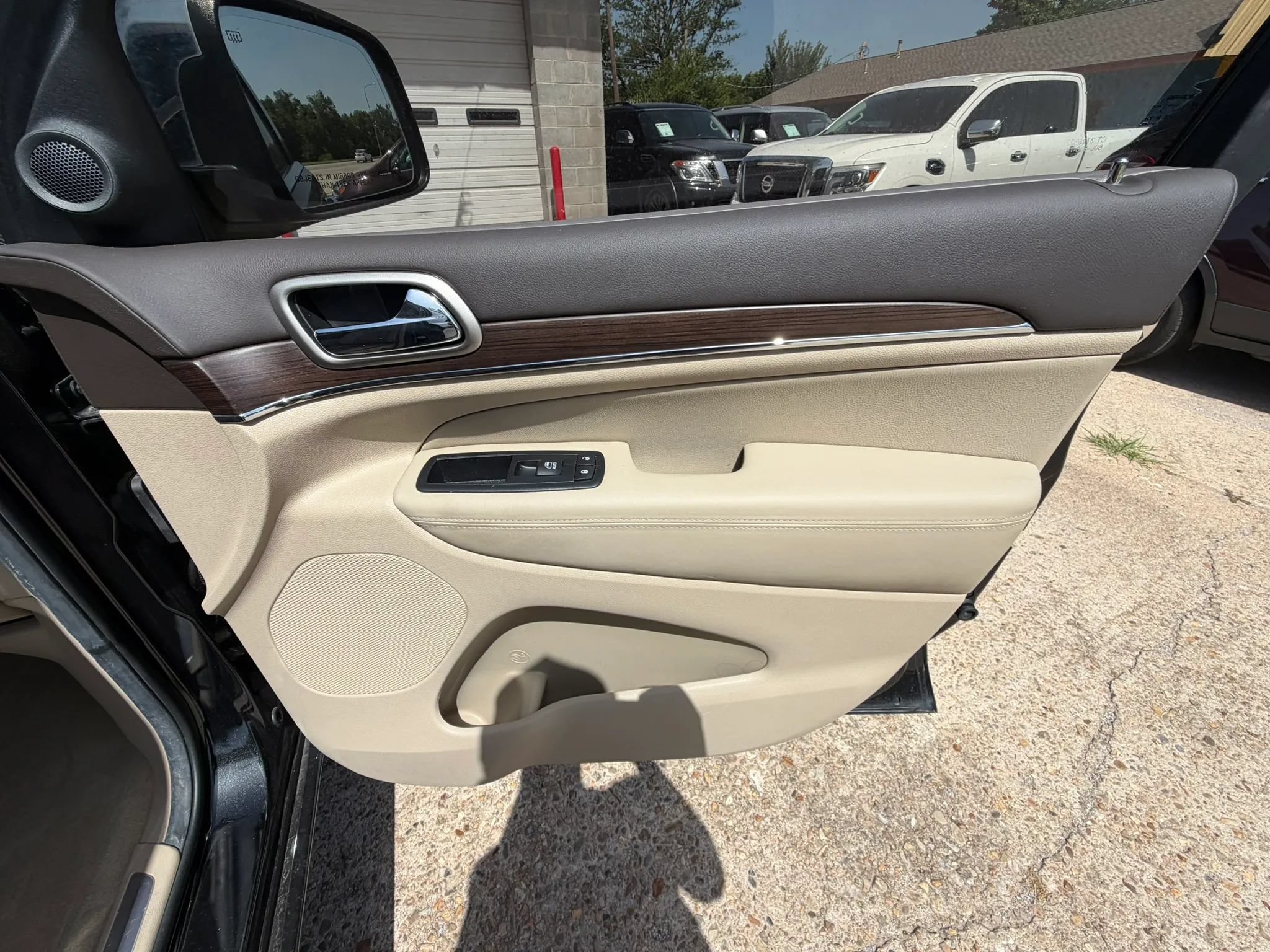 Used 2014 Jeep Grand Cherokee Overland AWD/4WD image 15