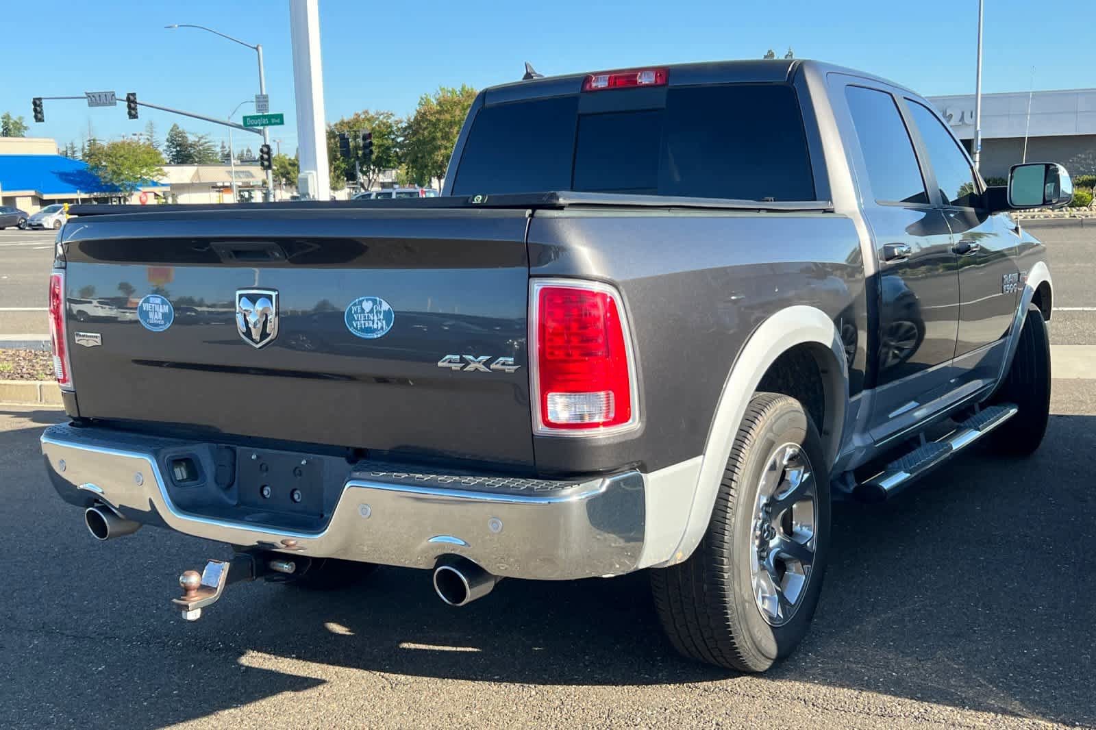 Used 2017 RAM 1500 Laramie w/ Convenience Group AWD/4WD image 4