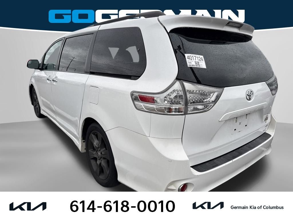 Used 2016 Toyota Sienna SE image 3