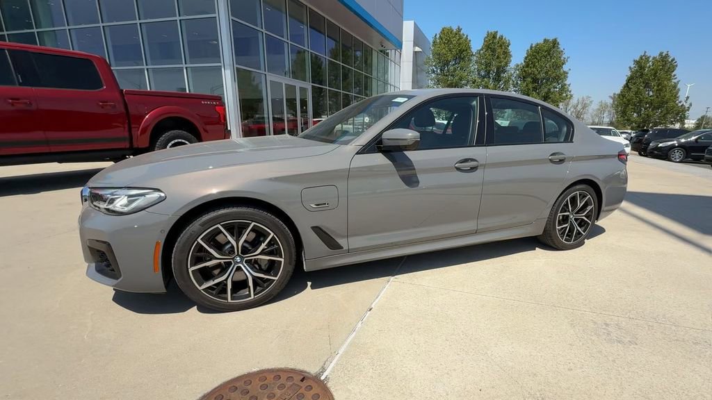 Used 2022 BMW 530e xDrive w/ Premium Package AWD/4WD image 4