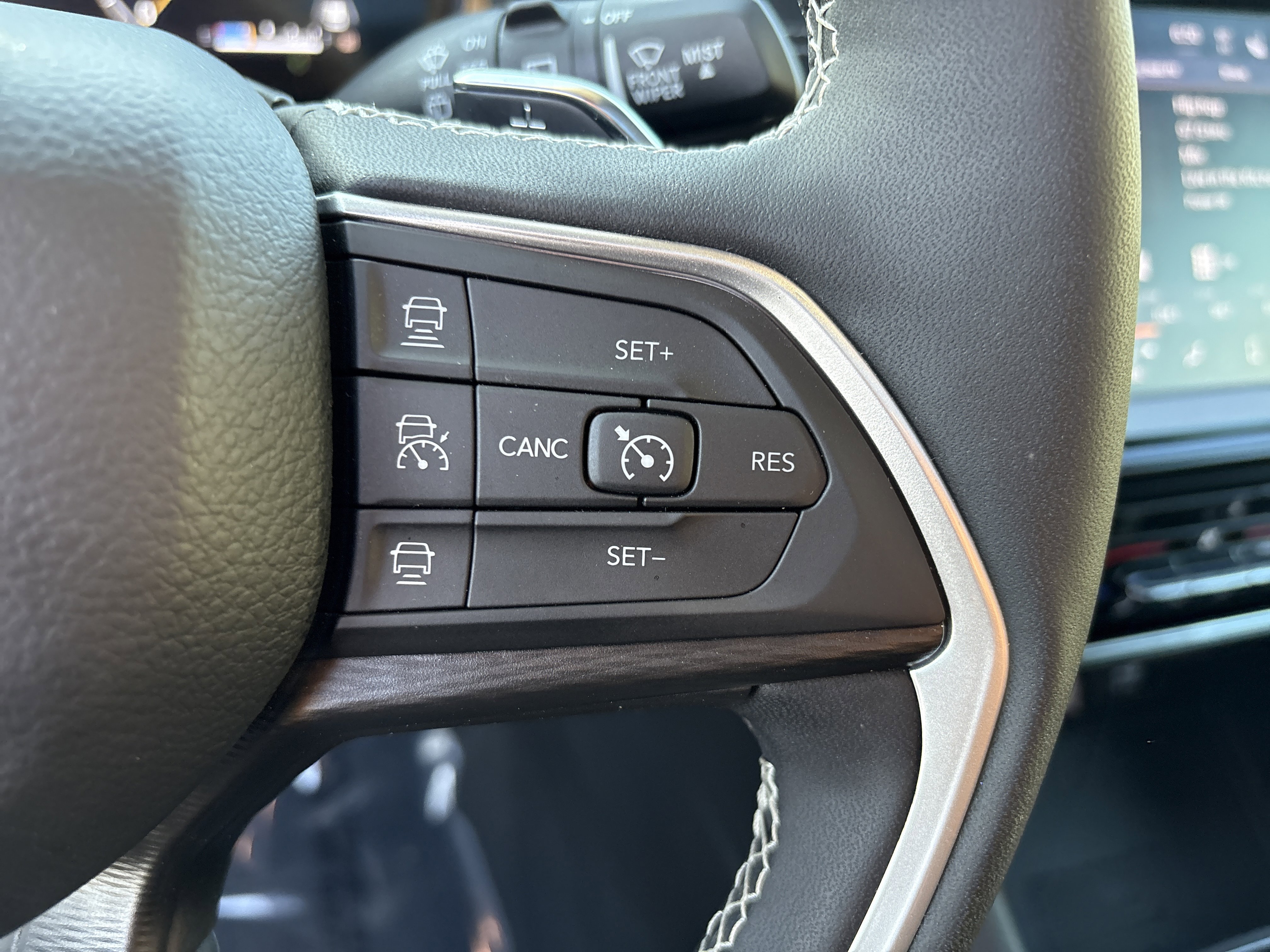 Certified 2025 Jeep Grand Cherokee Altitude AWD/4WD image 23