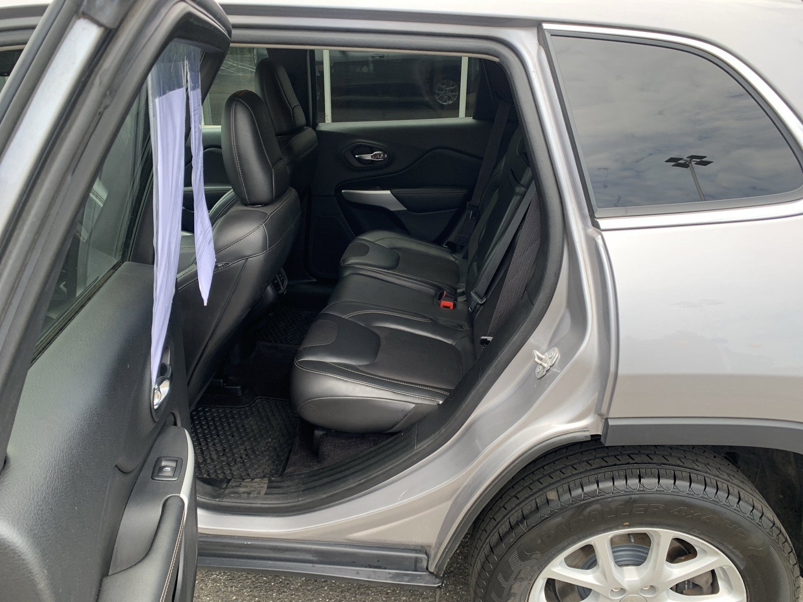 Used 2018 Jeep Cherokee Latitude Plus w/ Cold Weather Group AWD/4WD image 9