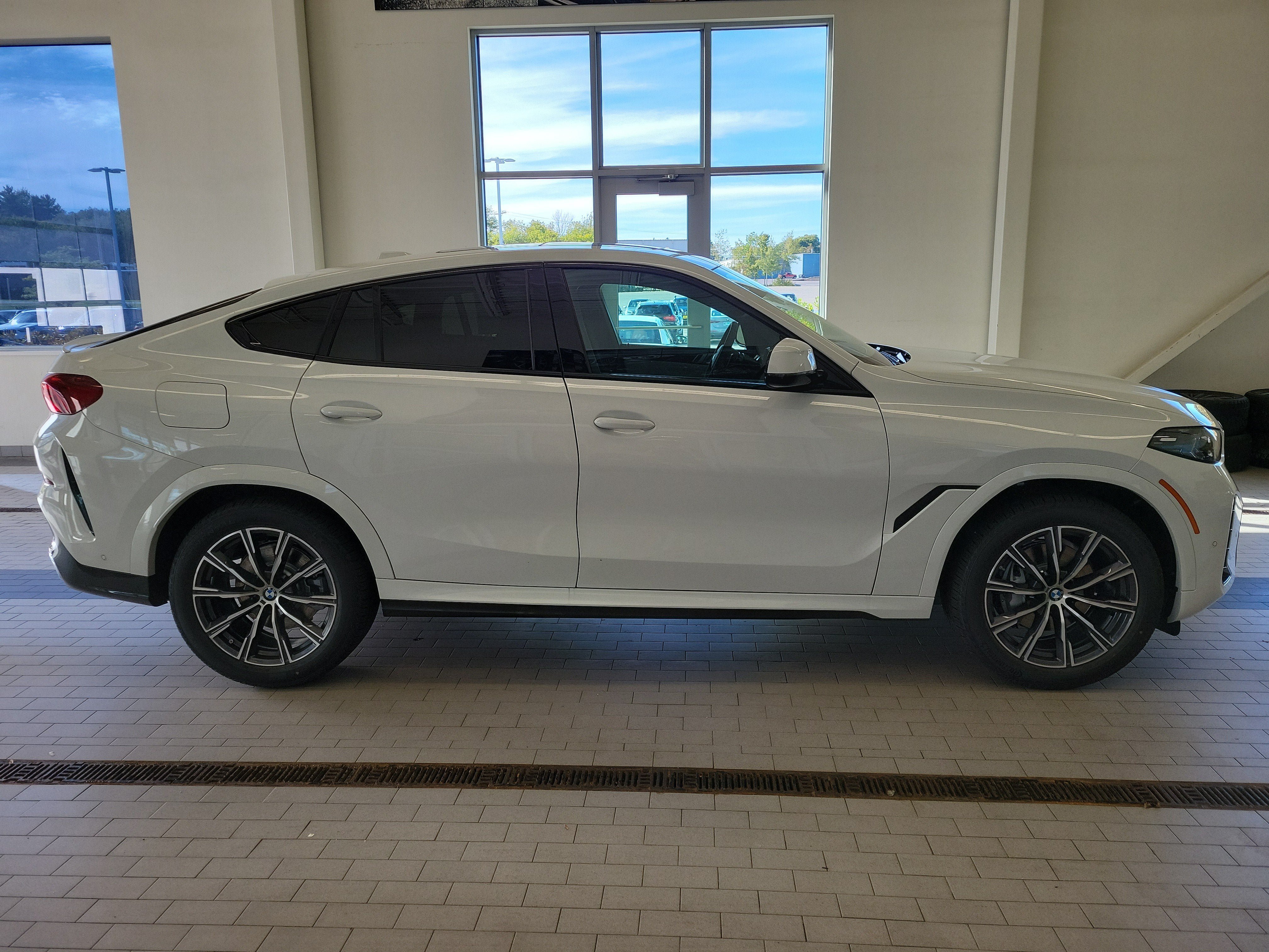 New 2027 BMW X6 xDrive40i w/ Premium Package AWD/4WD image 8
