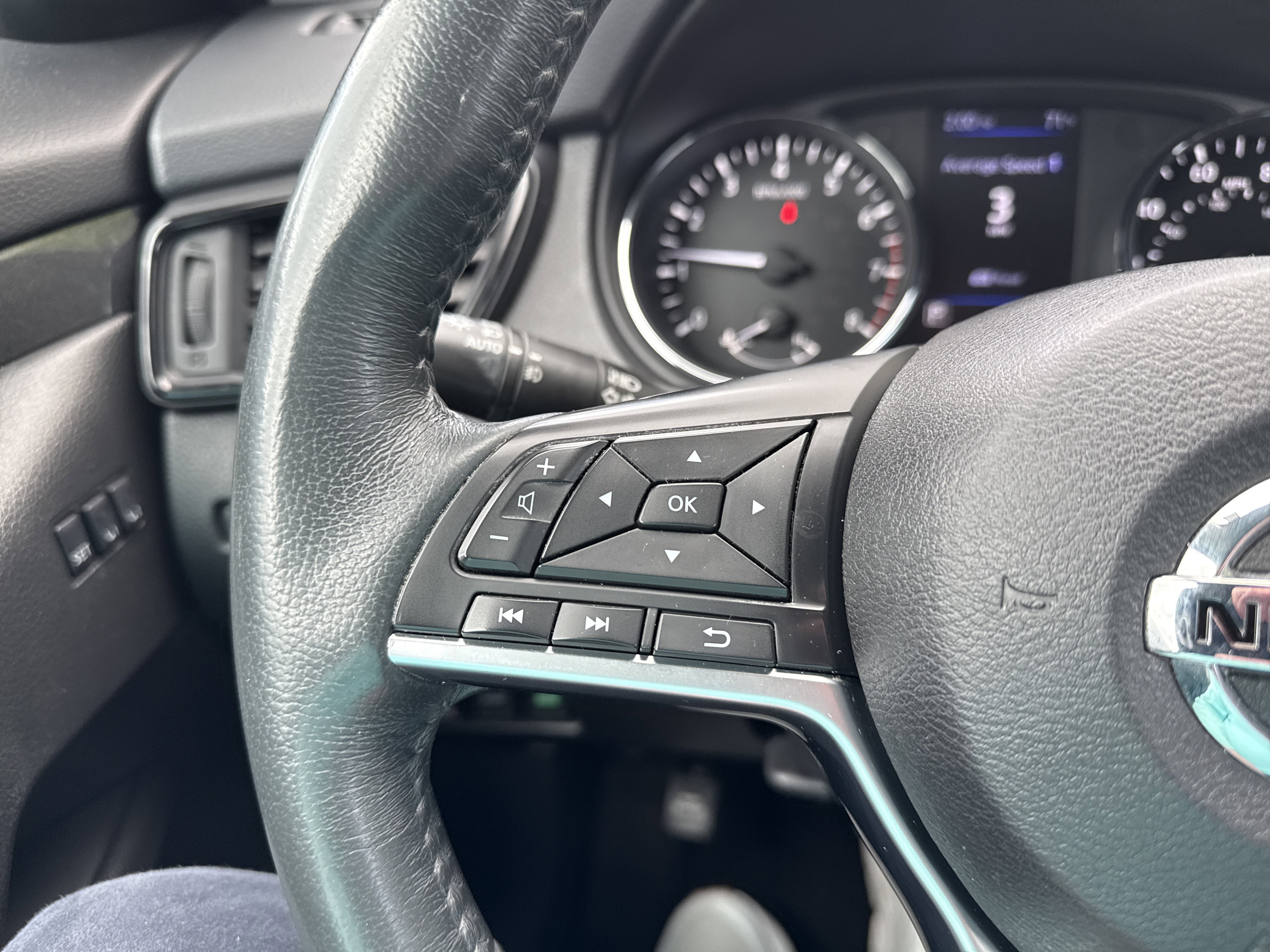 Used 2018 Nissan Rogue SV w/ Premium Package AWD/4WD image 25