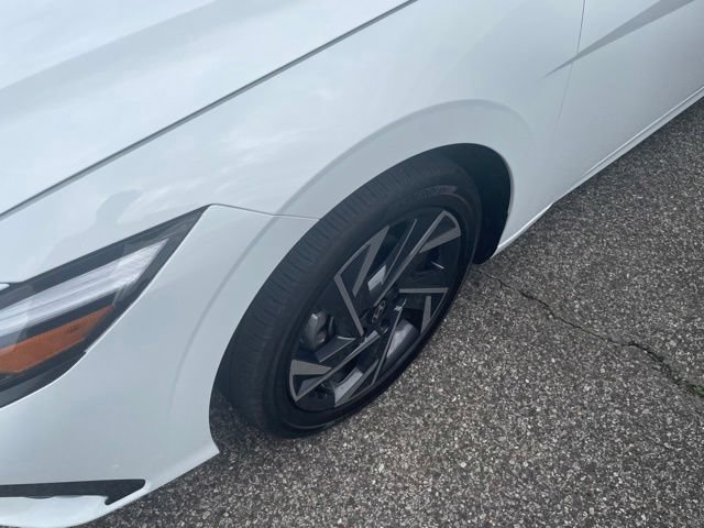 Used 2025 Hyundai Elantra Limited FWD image 5