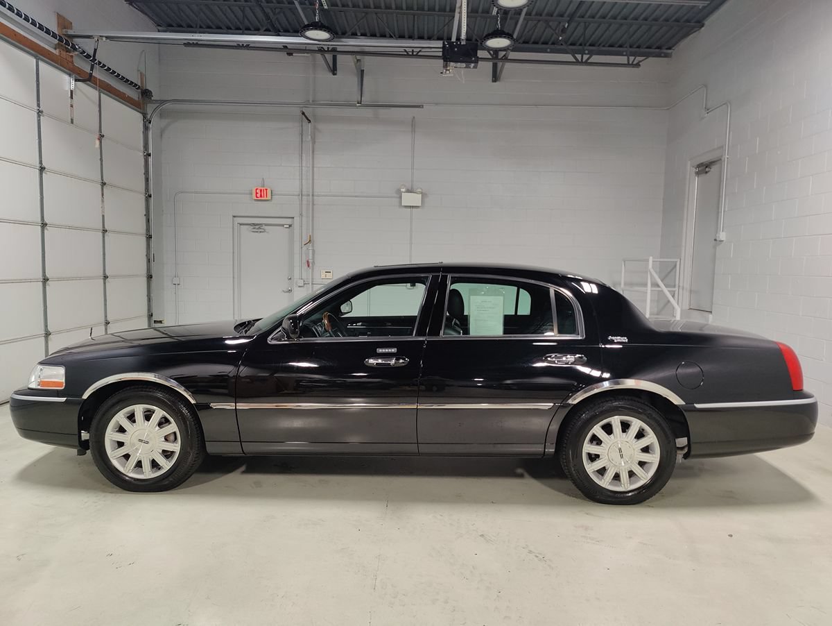 Used 2008 Lincoln Town Car Signature Limited RWD image 20