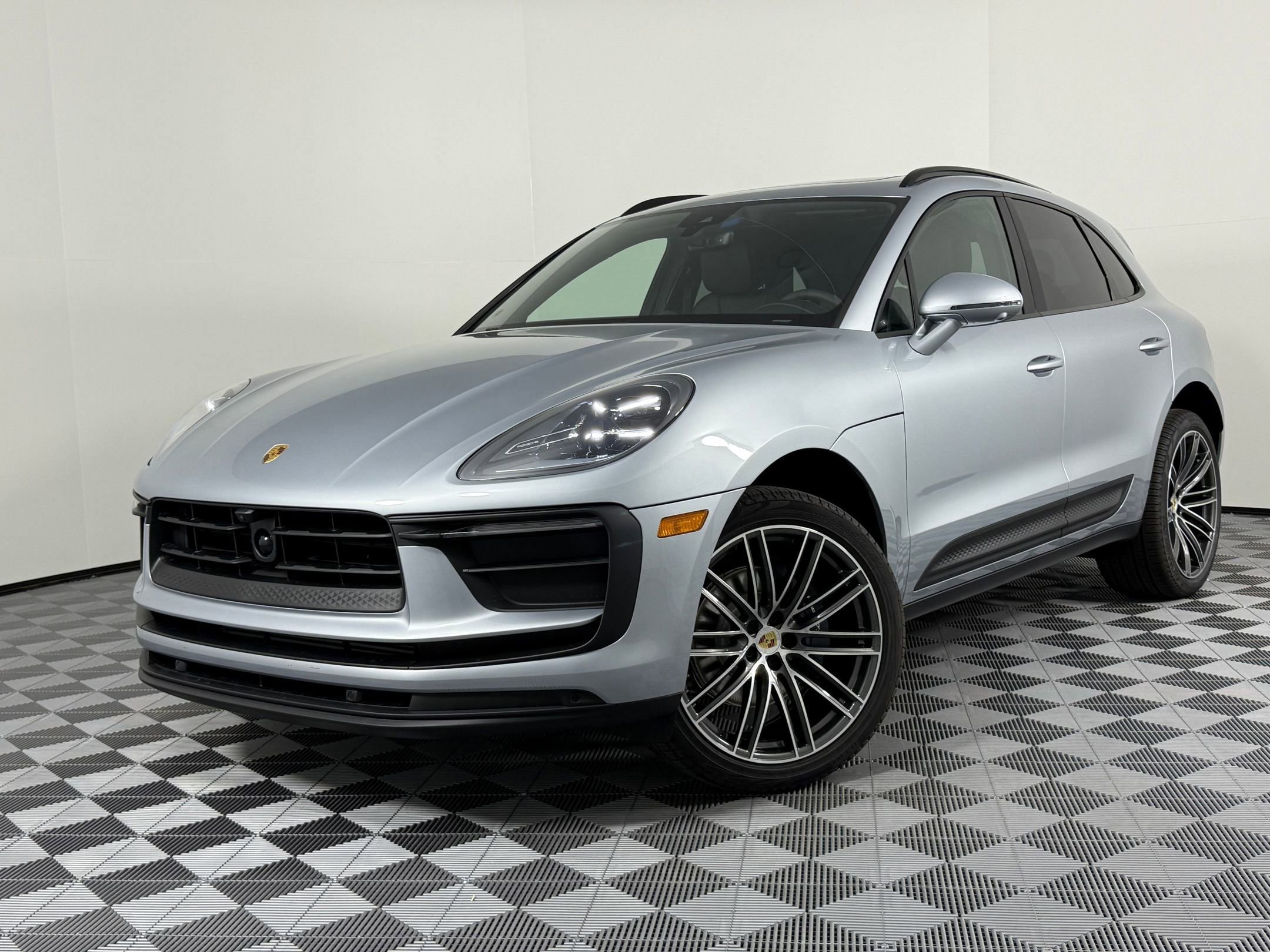 Certified 2026 Porsche Macan AWD/4WD image 1