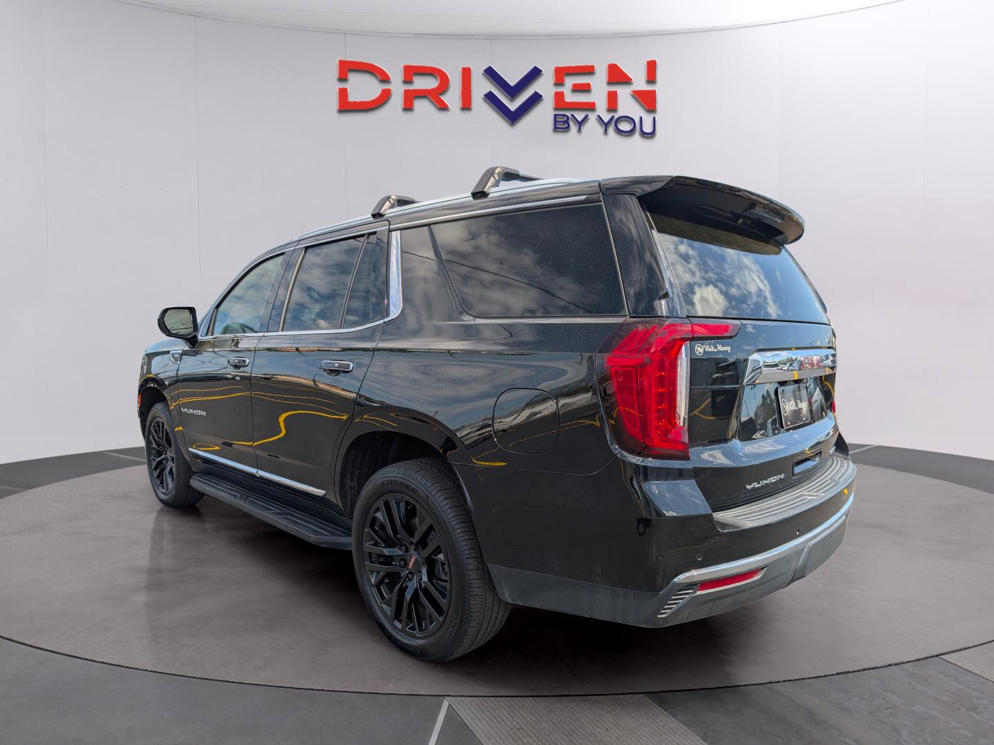 Used 2023 GMC Yukon SLT RWD image 3