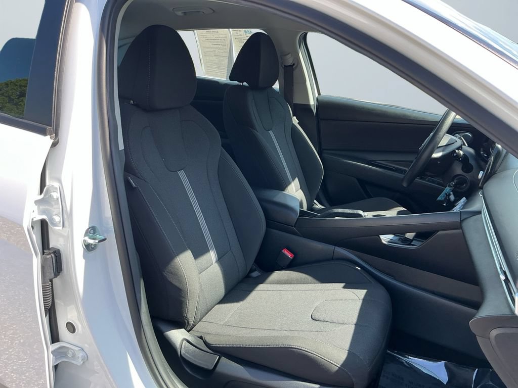 Used 2026 Hyundai Elantra SE FWD image 16
