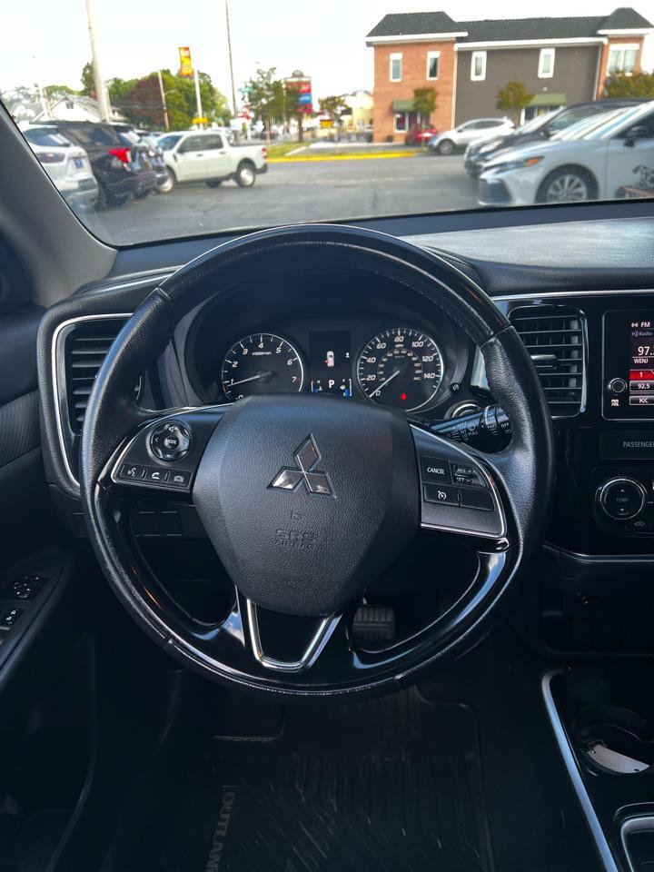 Used 2017 Mitsubishi Outlander SE FWD image 12