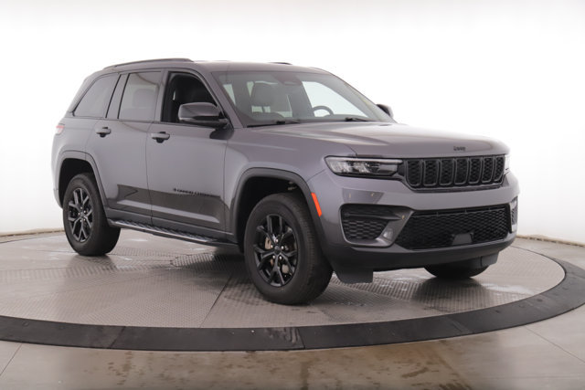 Used 2025 Jeep Grand Cherokee Altitude AWD/4WD image 3