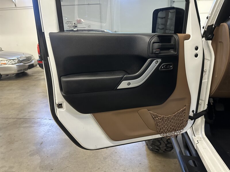 Used 2015 Jeep Wrangler Unlimited Rubicon w/ Connectivity Group AWD/4WD image 25