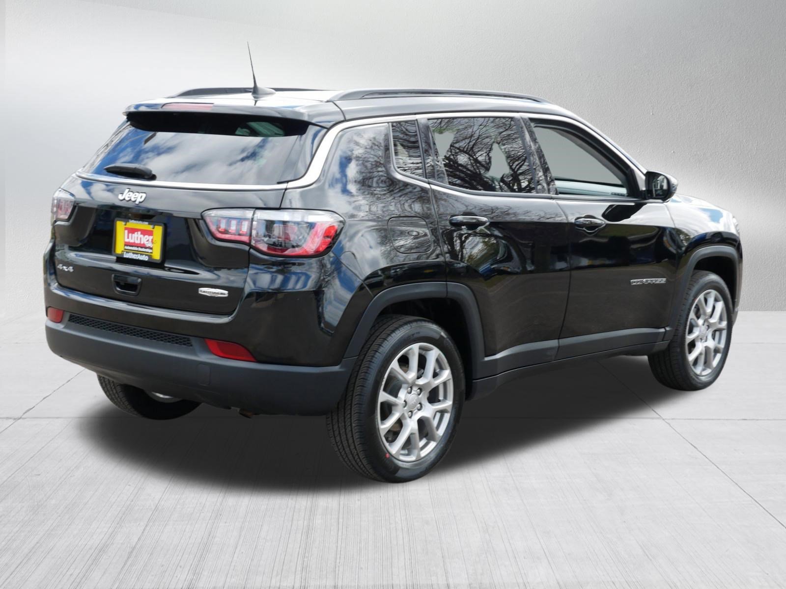 Used 2022 Jeep Compass Latitude w/ Sun and Sound Group AWD/4WD image 7