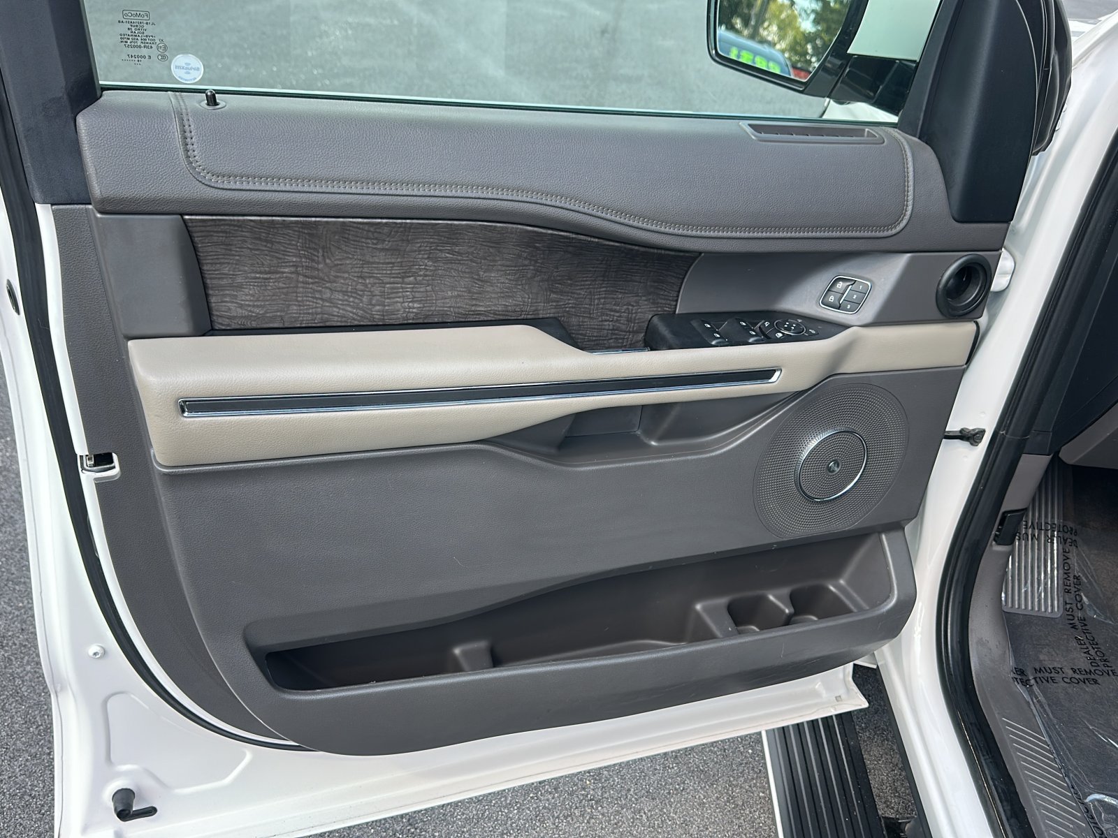 Used 2019 Ford Expedition Limited w/ Equipment Group 302A AWD/4WD image 18