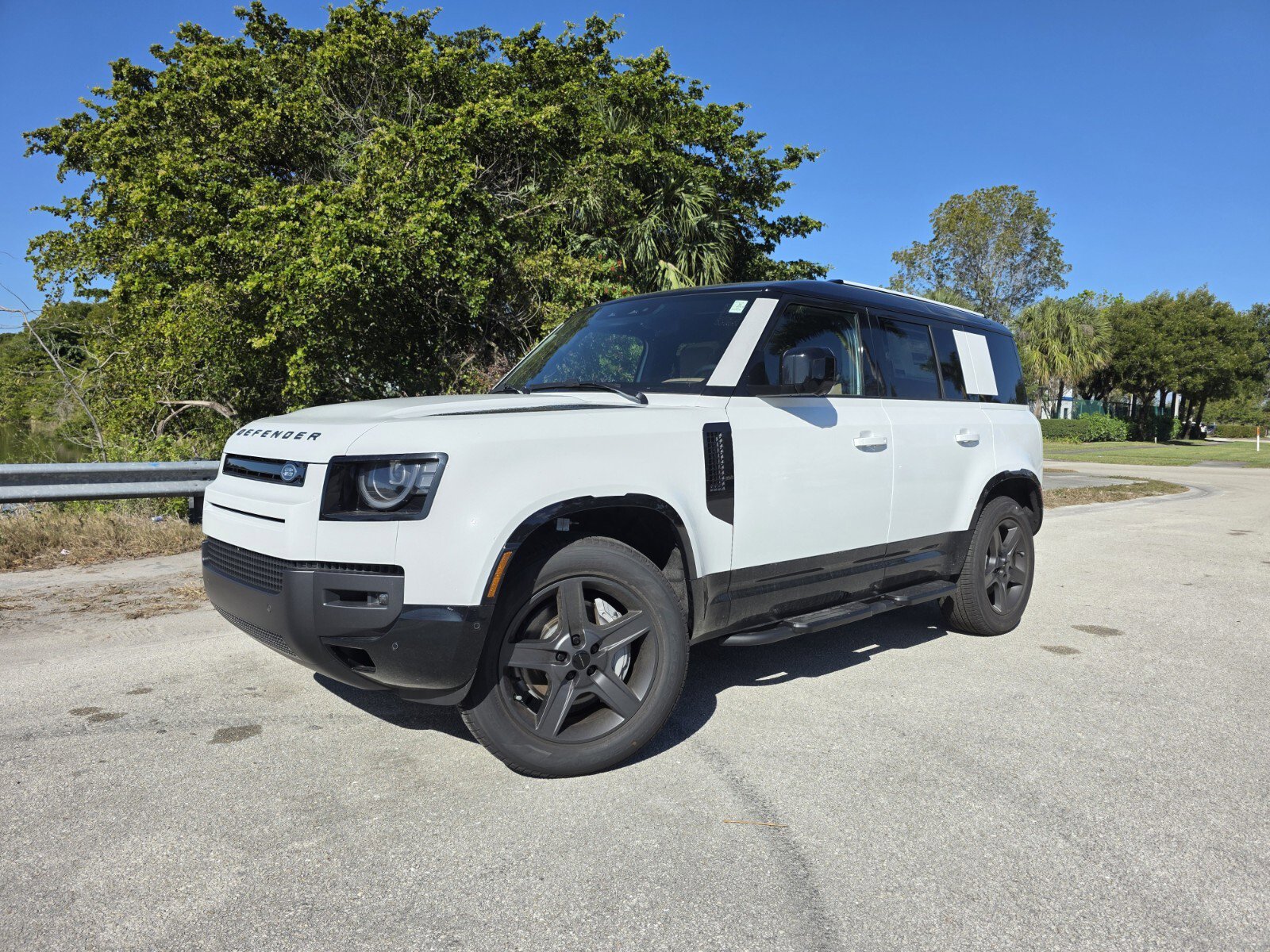 New 2026 Land Rover Defender 110 X-Dynamic SE image 1