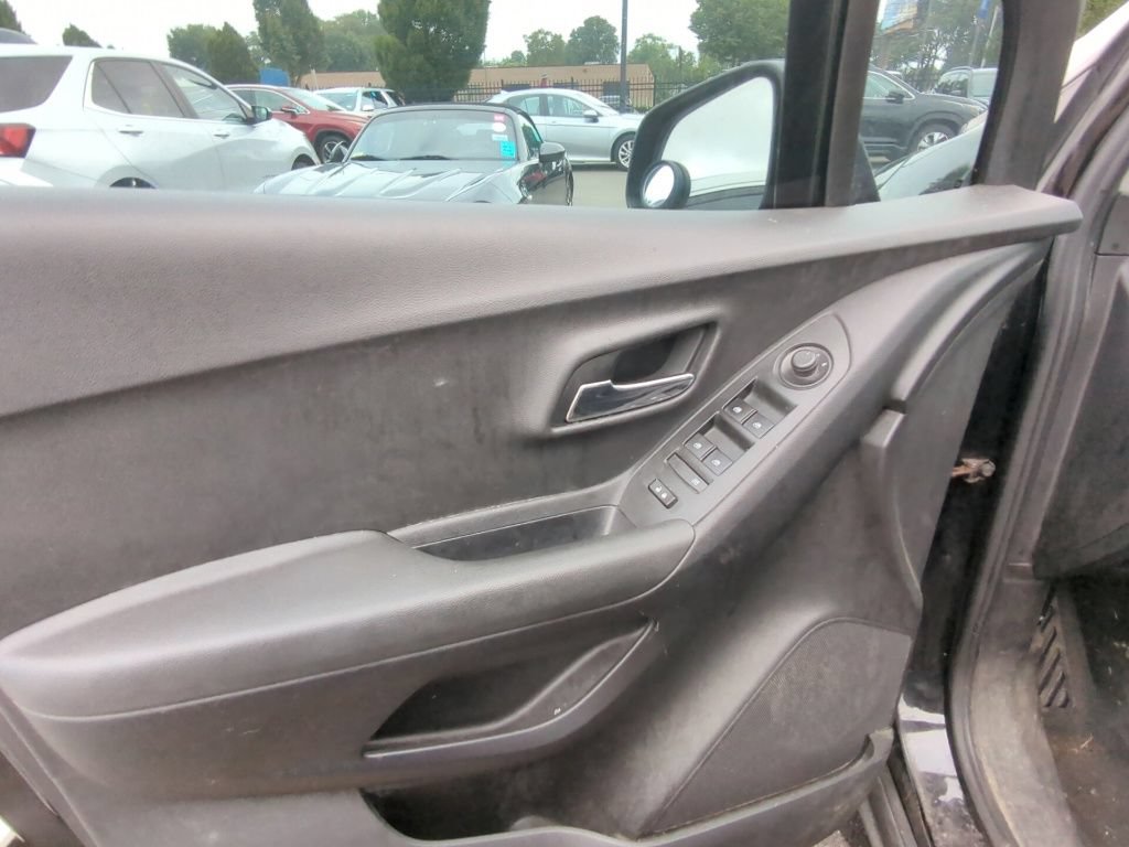Used 2020 Chevrolet Trax LT w/ Redline Edition FWD image 8