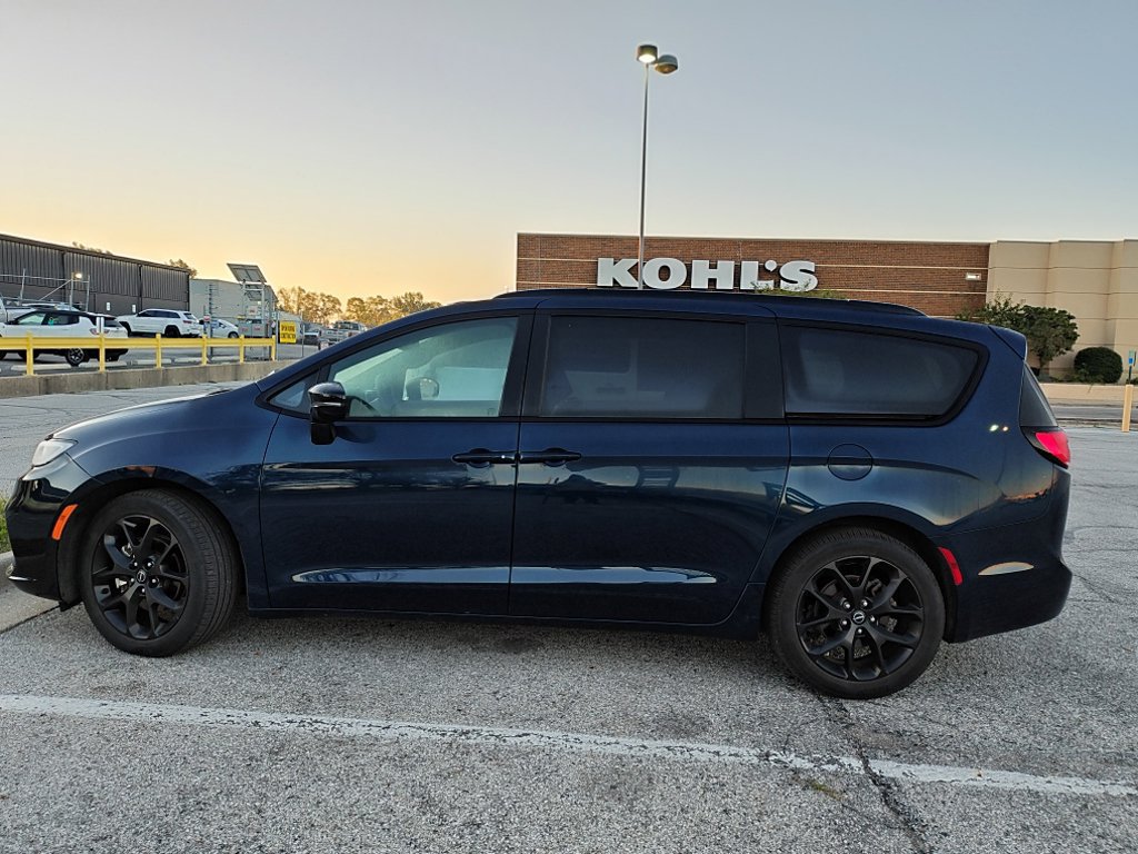 Used 2025 Chrysler Pacifica Limited FWD image 4