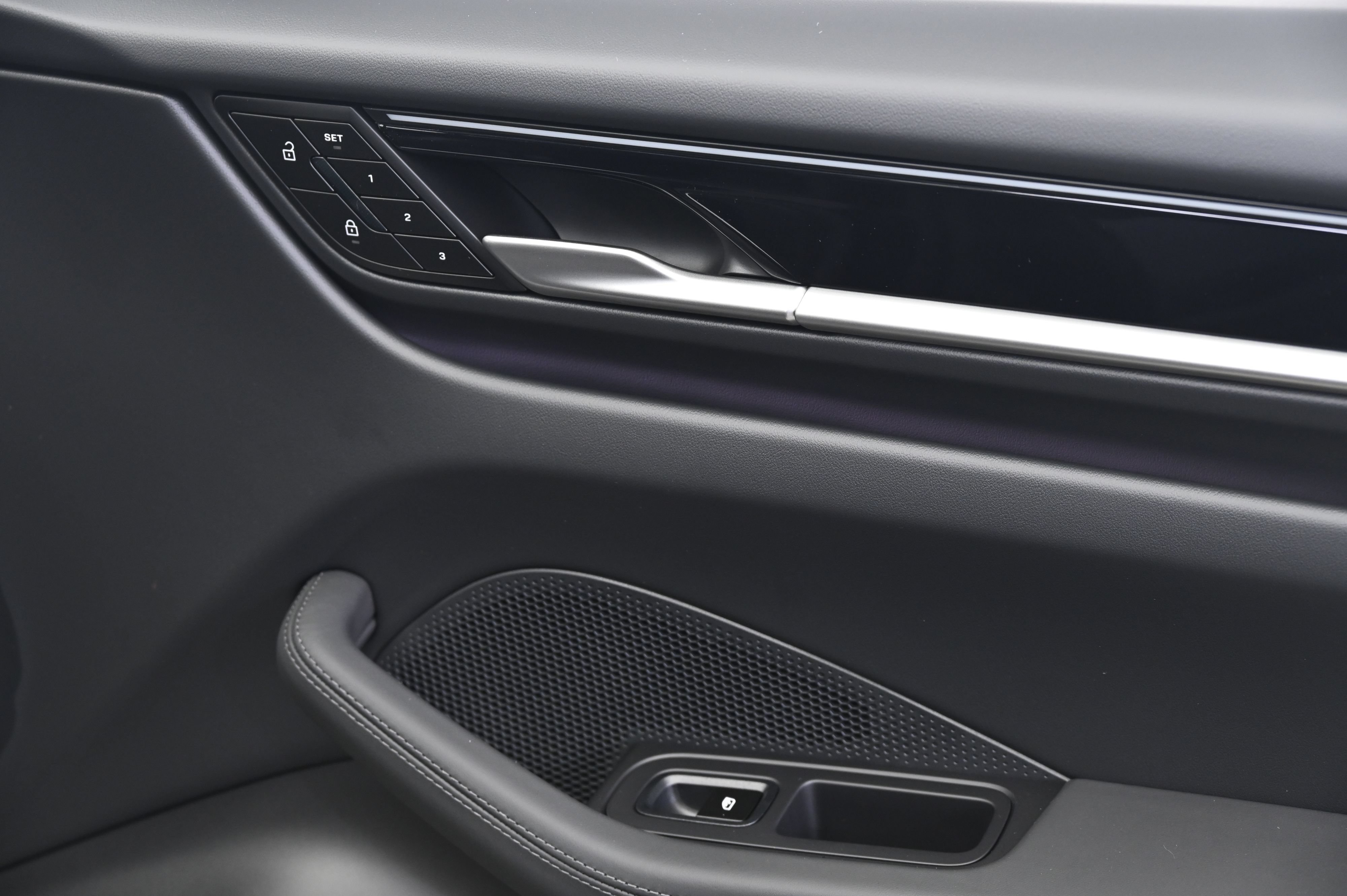 Certified 2025 Porsche Macan 4 Electric AWD/4WD image 22