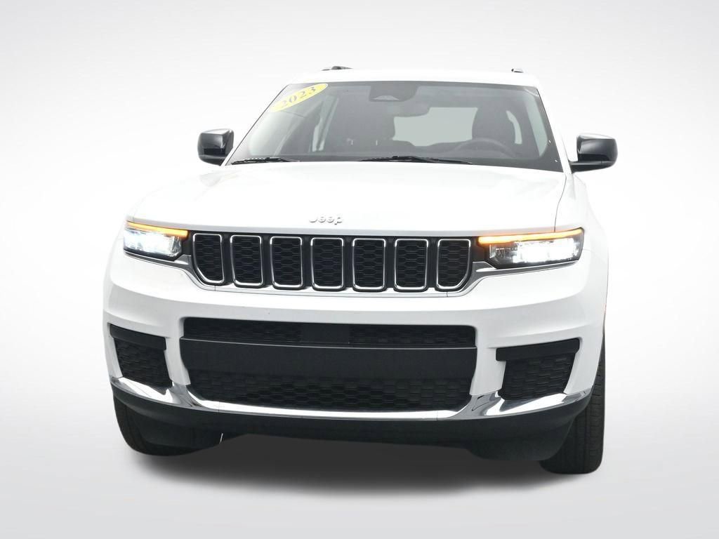 Used 2023 Jeep Grand Cherokee L Laredo image 2