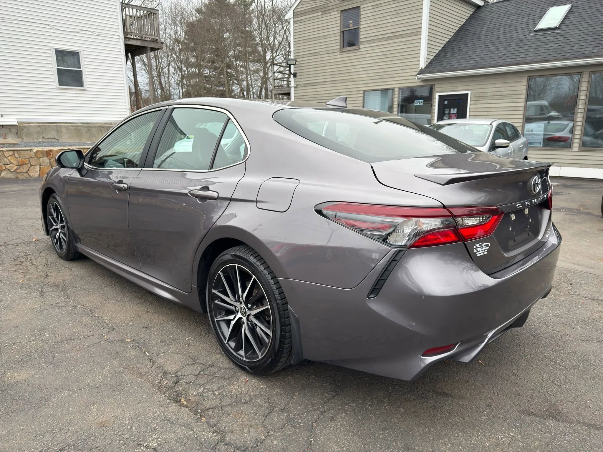 Used 2022 Toyota Camry SE w/ Cold Weather Package image 5