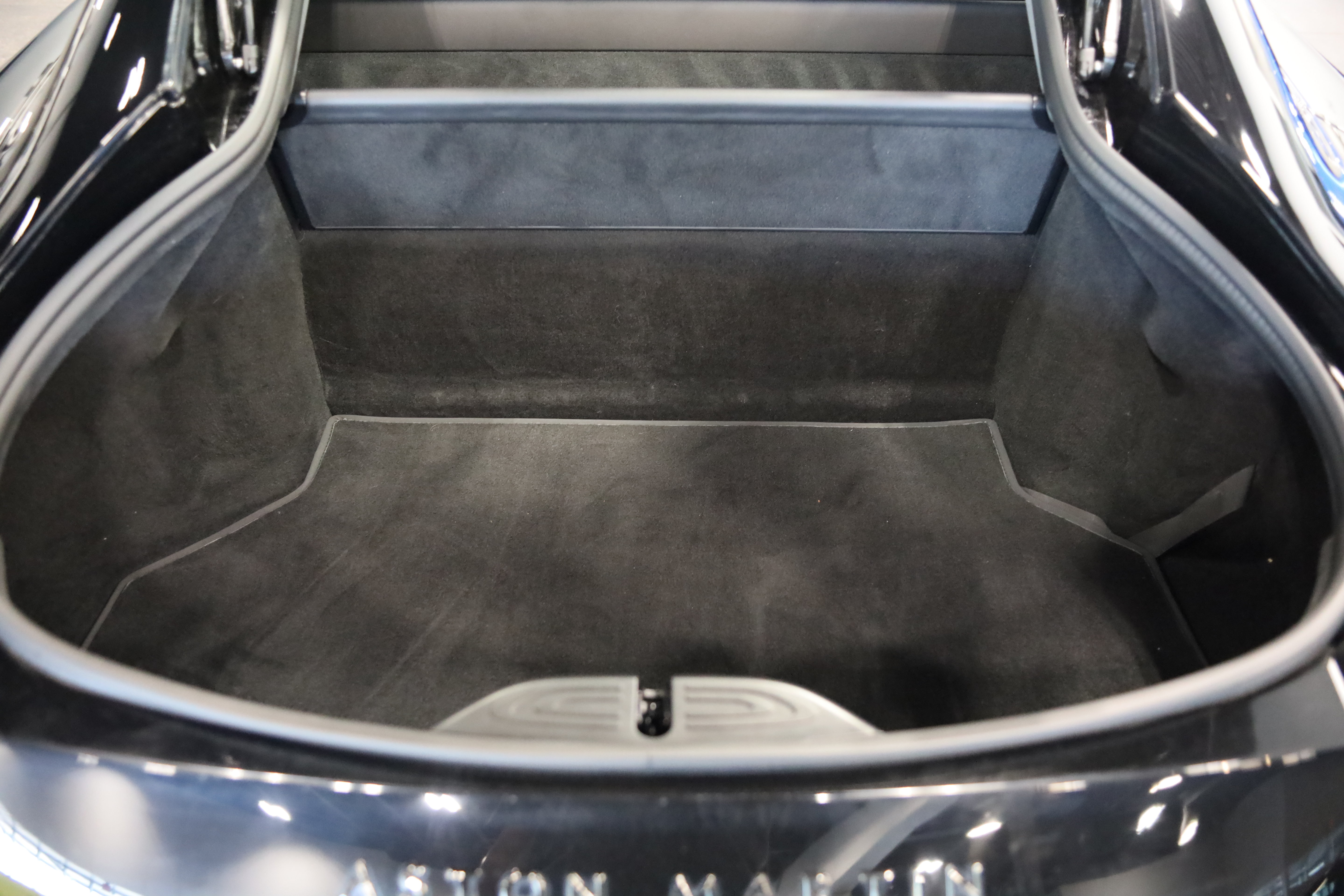 Used 2023 Aston Martin V8 Vantage Coupe RWD image 7