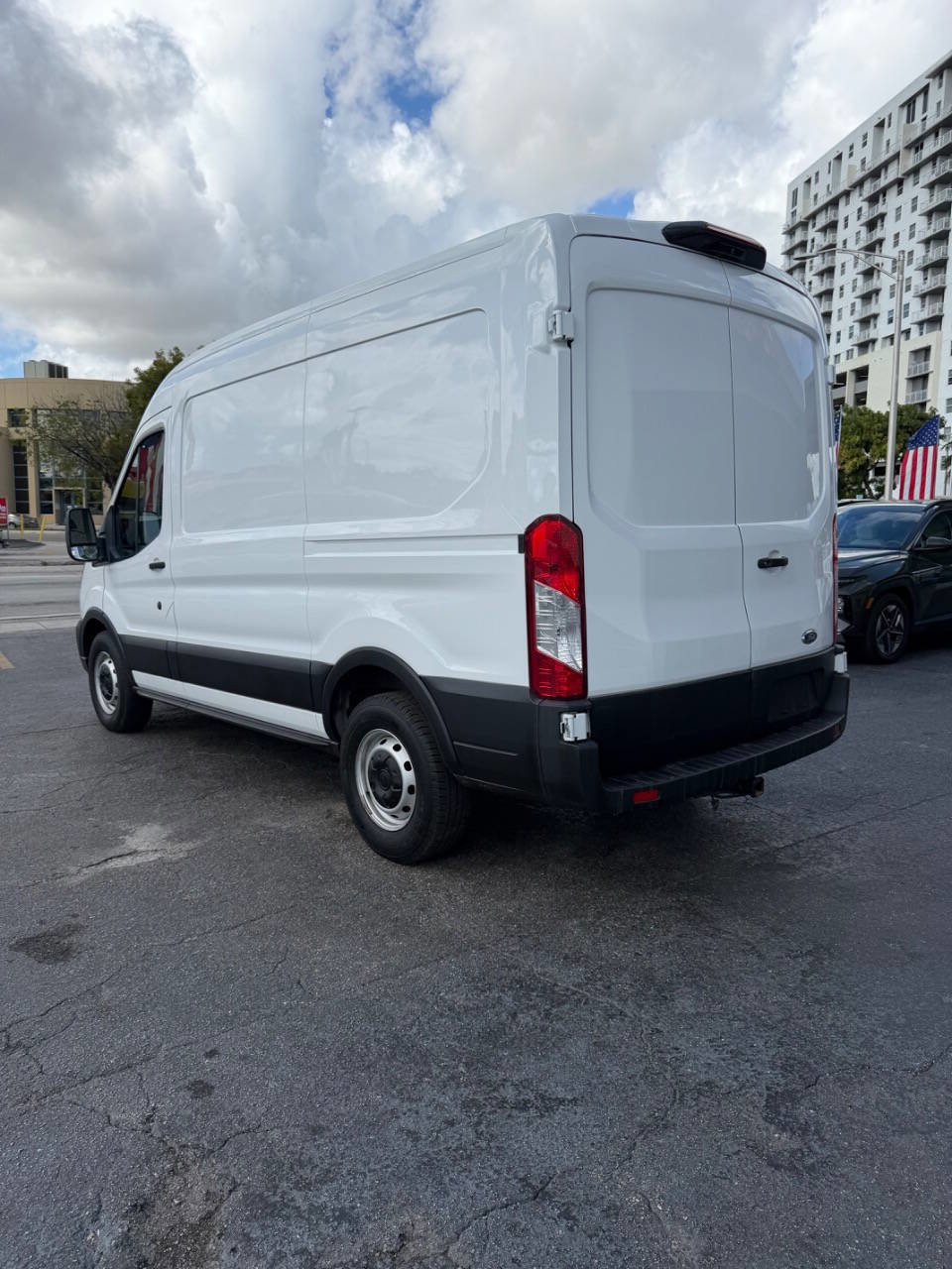 Used 2020 Ford Transit 250 Medium Roof image 4