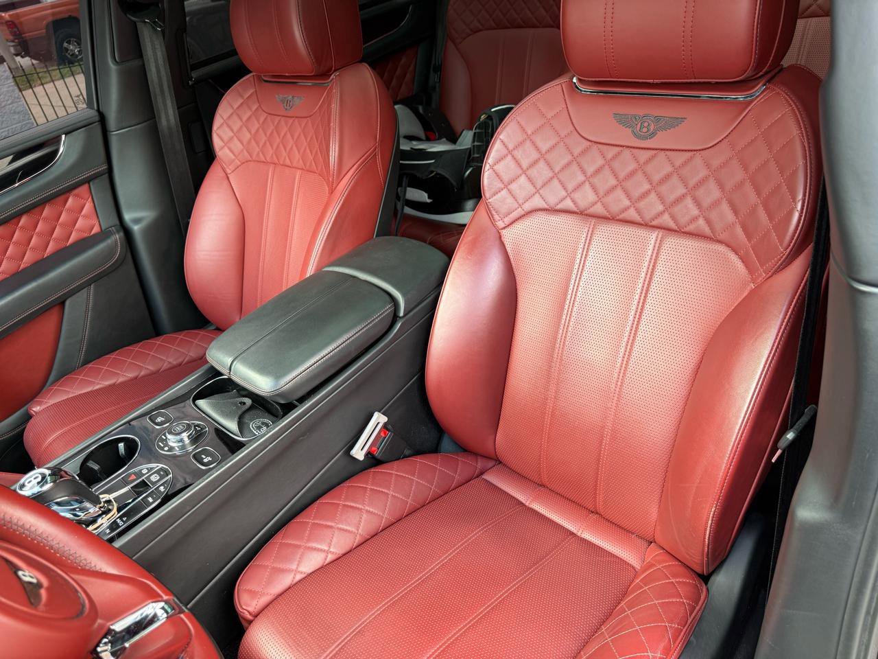 Used 2018 Bentley Bentayga Onyx Edition image 6