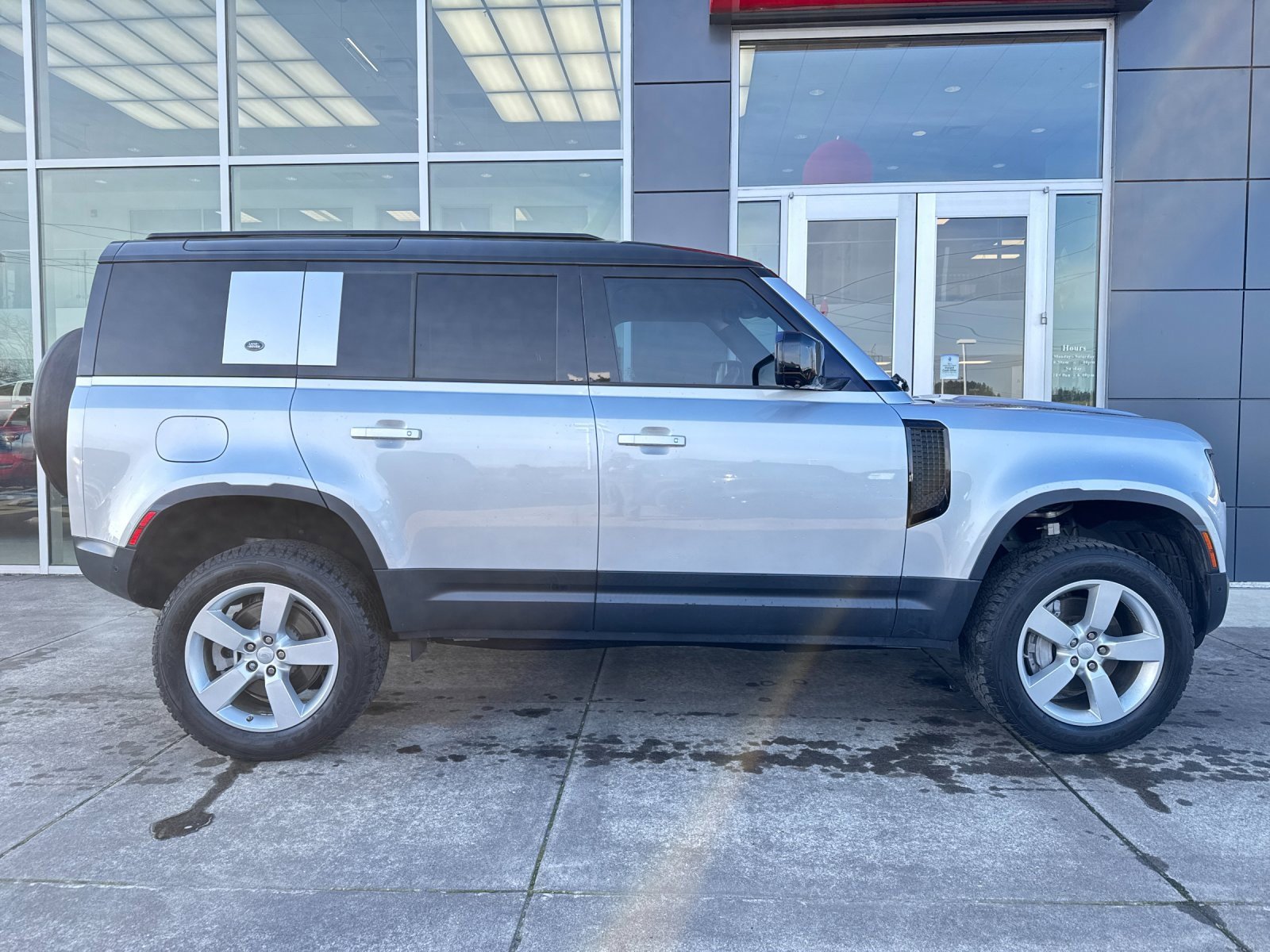 Used 2020 Land Rover Defender 110 First Edition image 2