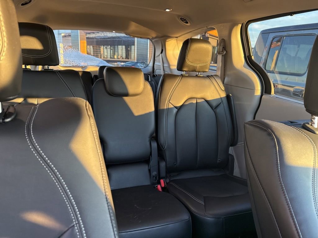 Used 2024 Chrysler Pacifica Touring-L w/ Uconnect Theater Family Group image 38