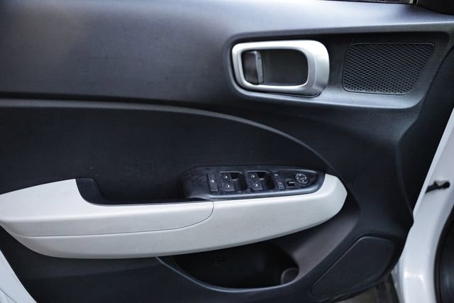 Used 2025 Hyundai Venue SEL FWD image 14