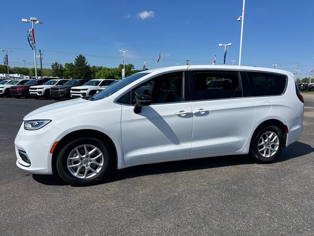 Used 2025 Chrysler Pacifica Select FWD image 3