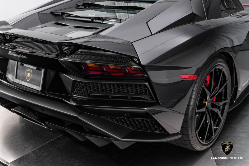 Used 2018 Lamborghini Aventador S image 40