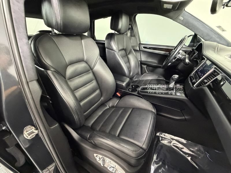 Used 2018 Porsche Macan Turbo AWD/4WD image 21