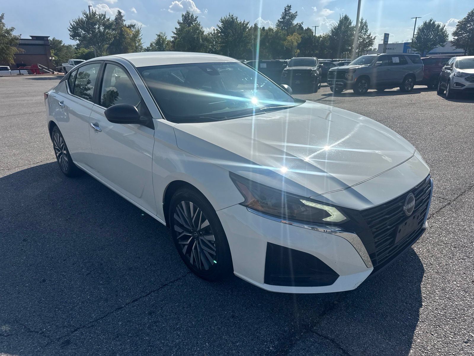 Used 2025 Nissan Altima 2.5 SV FWD image 3