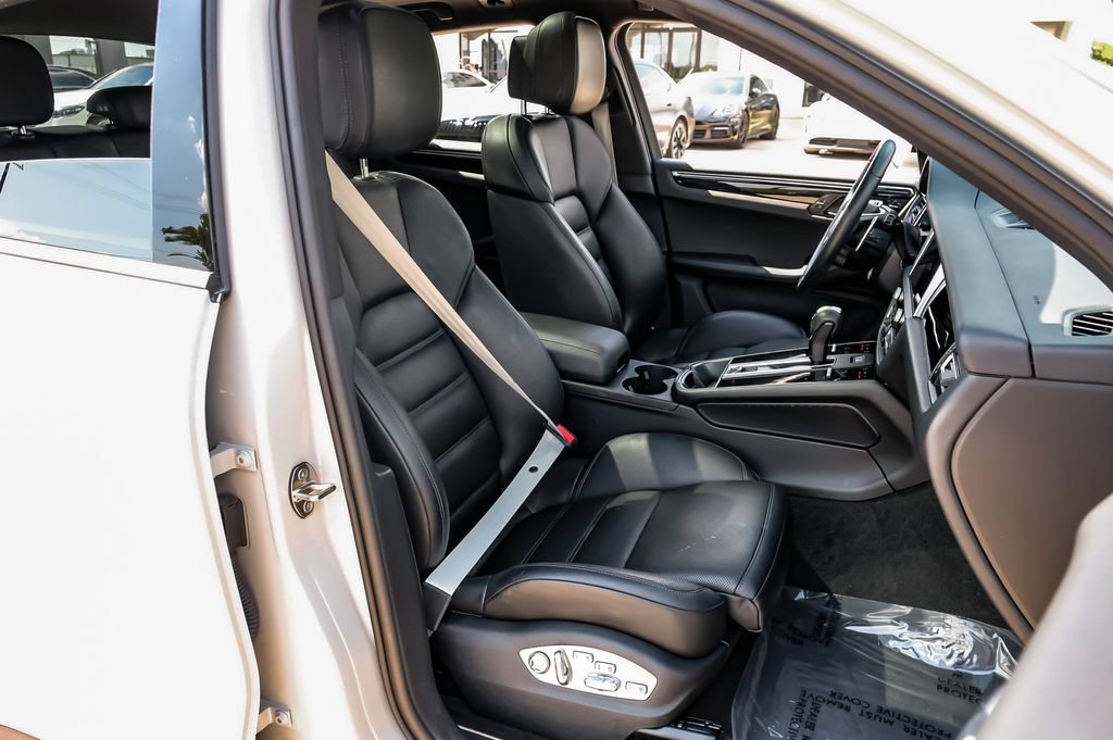 Used 2024 Porsche Macan AWD/4WD image 38