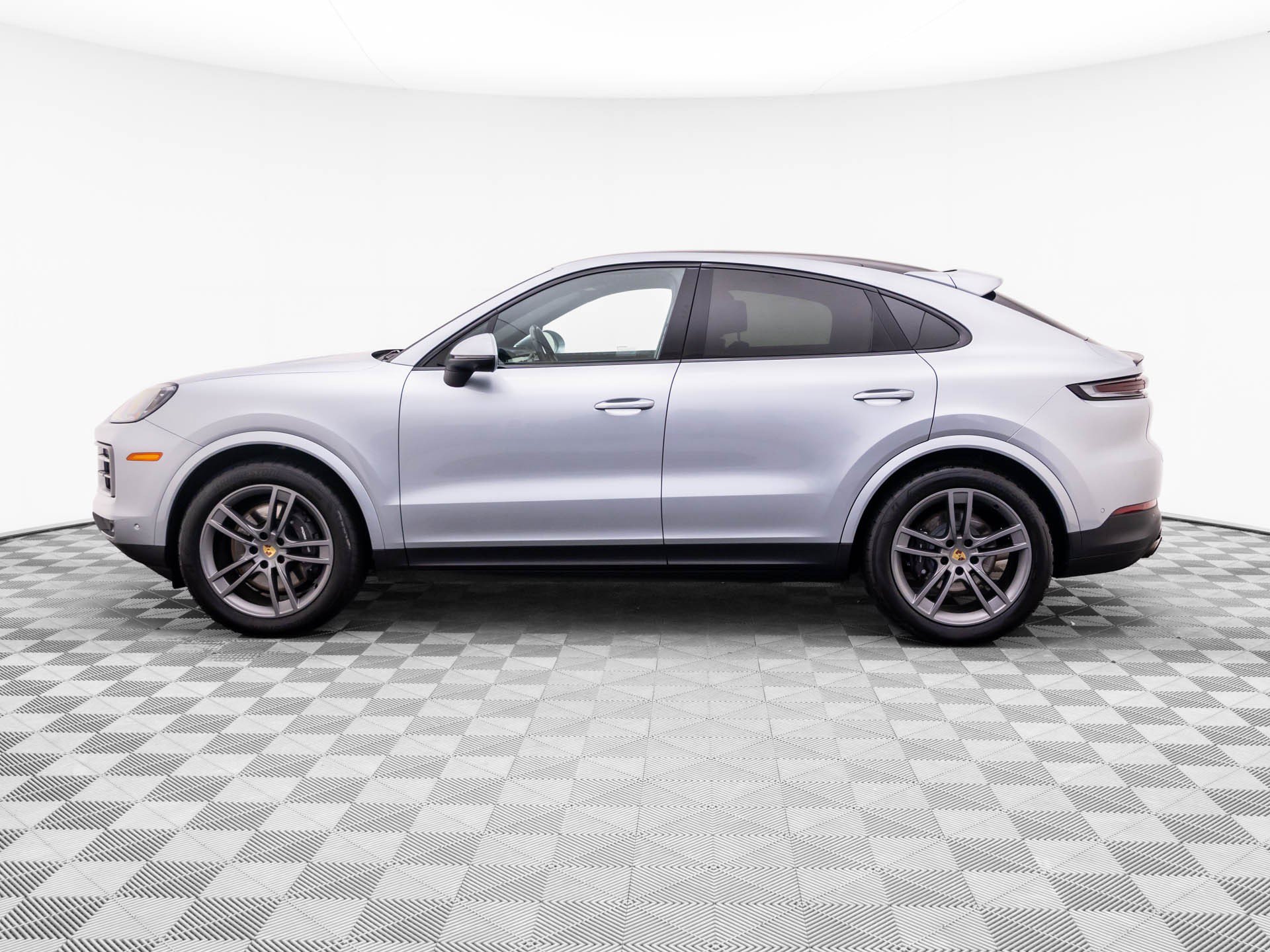 Certified 2024 Porsche Cayenne Coupe AWD/4WD image 2