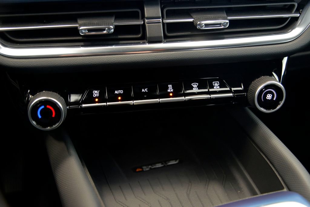 Used 2025 Chevrolet Equinox EV LT w/ Convenience Package image 24